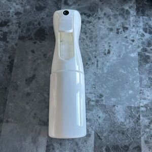 Black or white 200ml continuous spray bottle.